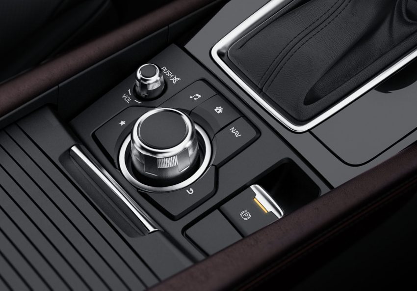 
Phanh đỗ xe điện tử của Mazda3 2017 có thiết kế mới, nằm trên cụm điều khiển trung tâm. Tất nhiên, chỉ những bản trang bị cao cấp của Mazda3 2017 mới có phanh đỗ xe điện tử.
