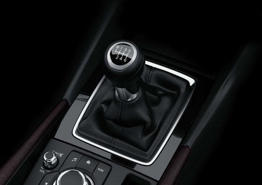 
Thứ ba là động cơ xăng SkyActiv-G, dung tích 1,5 lít. Thứ tư là hệ dẫn động SkyActiv-Hybrid với động cơ xăng 2.0 lít và công nghệ hybrid lấy từ Toyota Prius. Tùy thuộc vào từng động cơ, Mazda3 nâng cấp sẽ sử dụng hộp số tự động SkyActiv-Drive 6 cấp và hộp số sàn SkyActiv-MT. Riêng hệ dẫn động hybrid sẽ kết hợp với hộp số E-CVT.

