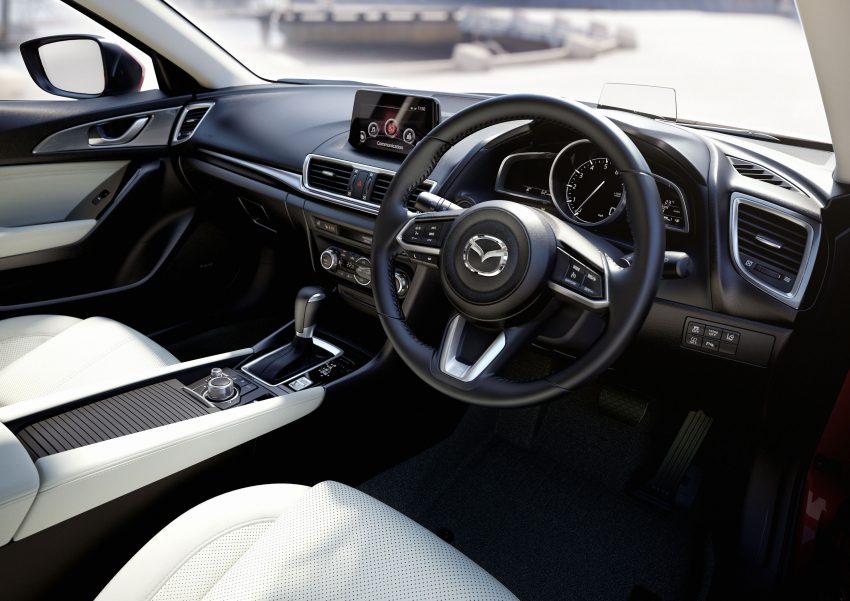 
Điểm mới bên trong Mazda3 2017 nằm ở vô lăng cũng như phanh đỗ xe điện tử tương tự 2 người anh em CX-5 và Mazda6 nâng cấp.

