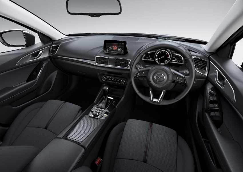 
Bước vào bên trong Mazda3 2017, người lái sẽ nhận ra cách bố trí nội thất quen thuộc. Xe vẫn có hệ thống thông tin giải trí MZD Connect nằm giữa bảng táp-lô, hệ thống điều hòa nhiệt độ 2 vùng cùng thiết kế cụm đồng hồ và cửa gió giống như cũ.
