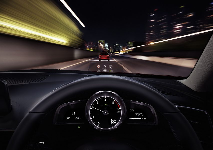 
Theo hãng Mazda, màn hình hiển thị thông tin trên kính chắn gió Active Driving Display của Mazda3 2017 đã được cải tiến với đầy đủ màu sắc, độ sáng, độ nét và đối lập cao hơn để người lái dễ đọc các thông số. Người lái có thể lưu các thiết lập về góc nhìn, độ sáng và nội dung hiển thị của màn hình nhờ tính năng ghi nhớ của ghế chỉnh điện 10 hướng.
