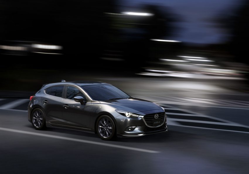 
Về an toàn, Mazda3 2017 tại Nhật Bản có đèn pha LED thích ứng, hỗ trợ phanh trong thành phố, kiểm soát hành trình bằng radar, cảnh báo chuyển làn đường, hỗ trợ duy trì làn đường, cảnh báo khi phát hiện người lái thiếu tập trung, phát hiện điểm mù, cảnh báo giao thông phía sau và nhận diện biển báo giao thông. Cuối cùng là hệ thống kiểm soát điều hướng mô-men xoắn G-Vectoring Control mới của Mazda.
