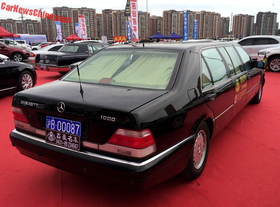 
8 chiếc limousine này đã được Cục Ngoại giao Thượng Hải sử dụng để đón tiếp các vị khách nước ngoài. Sau 15 năm, 8 chiếc limousine được bán đấu giá trên một trang web của chính phủ với giá khởi điểm dao động từ 500.000 - 630.400 Nhân dân tệ, tương đương 1,68 - 2,12 tỷ Đồng.
