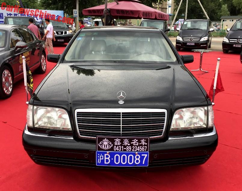
Ngoài ra, chiếc Mercedes-Benz S500L Pullman W140 còn đi kèm 2 cột cắm quốc kỳ. Trong thời gian phục vụ cho chính quyền, chiếc Mercedes-Benz S500L Pullman W140 được cắm cờ Trung Quốc bên trái và cờ nước khách bên phải.
