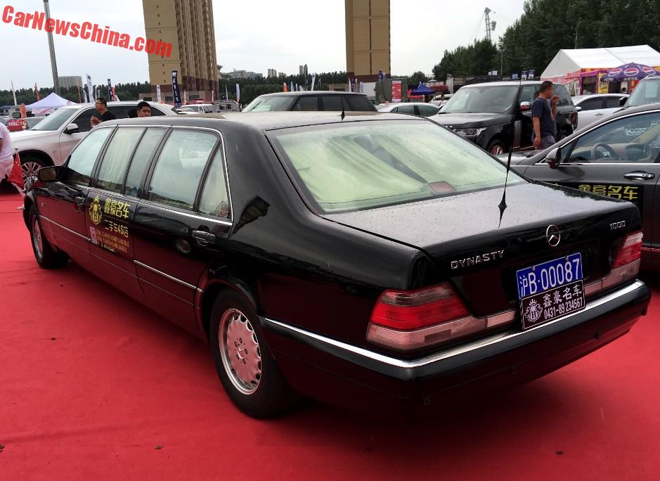 
Đây là chiếc xe thuộc dòng Mercedes-Benz S500L Pullman W140 được chế tạo từ năm 1995-1998. Có tổng cộng 11 chiếc được nhập khẩu vào Trung Quốc và giao cho chính quyền thành phố Thượng Hải vào năm 1999. Ba trong số 11 chiếc xe limousine này đã được bán vào năm 2015. Một chiếc hiện được một công ty cho thuê xe sử dụng làm ô tô đám cưới.
