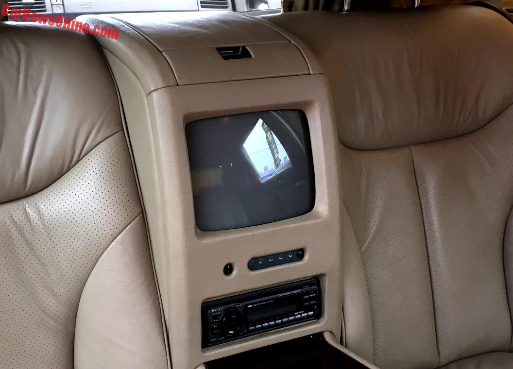 
Qua hình ảnh chụp chi tiết, có thể thấy chiếc Mercedes-Benz S500L Pullman W140 ở Trường Xuân được giữ gìn khá tốt. Xe còn nguyên vẹn với nội thất bọc da màu be sang trọng. Các thiết bị điện tử bên trong xe vẫn hoạt động tốt, ngay cả TV nằm giữa hai ghế thương gia phía sau.
