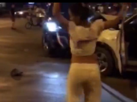 
Người phụ nữ nhảy múa tại hiện trường vụ tai nạn.
