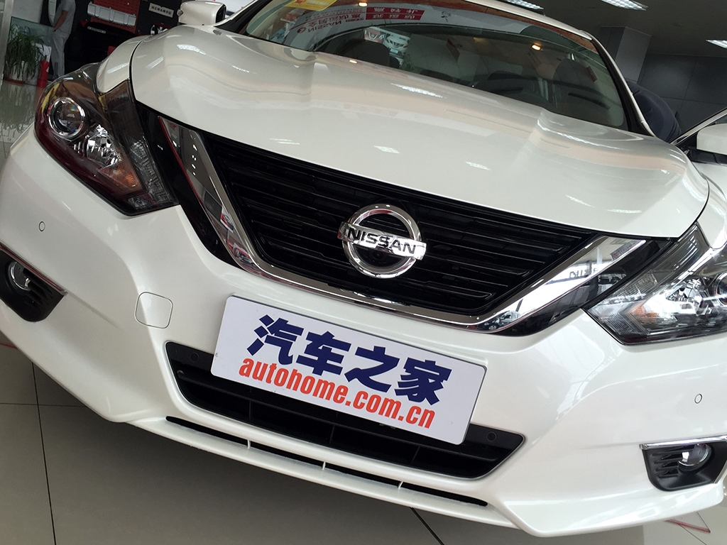 Về diện mạo ngoại thất, Nissan Teana 2016 tại Trung Quốc được trang bị đầu xe và cụm đèn pha tái thiết kế. Trong đó, cụm đèn pha dạng LED đi kèm cả dải đèn LED định vị ban ngày hiện đại. Ngoài ra, cụm đèn pha còn có viền màu tối, mang đến diện mạo ấn tượng hơn cho Nissan Teana 2016 tại thị trường Trung Quốc.