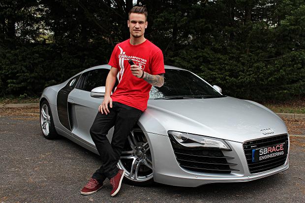 Paul chụp ảnh bên chiếc siêu xe đầu tiên, Audi R8.