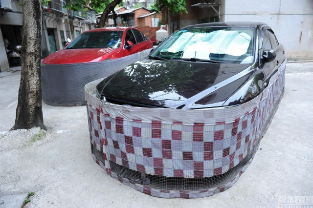 
Để ngăn chặn tình trạng ô tô bị chuột cắn dây, các gia đình tại Nam Ninh đã nghĩ ra một giải pháp, đó là quây kín phần gầm xe lại.
