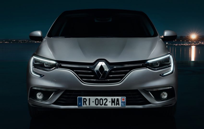 
Trên đầu xe cũng có cụm đèn LED định vị ban ngày hình chữ C, ôm trọn 2 góc. Ở giữa lưới tản nhiệt là logo hình viên kim cương cỡ lớn của hãng Renault.
