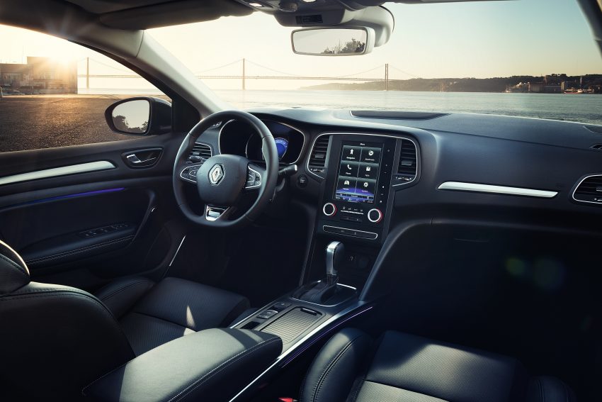 
Bên trong Renault Megane Sedan 2017 có màn hình cảm ứng điện dung 8,7 inch tùy chọn và hệ thống thông tin giải trí R-Link 2. Ở giữa cụm đồng hồ có một màn hình màu TFT LCD với kích thước 7 inch. Ngoài ra, Renault Megane Sedan mới còn được trang bị màn hình hiển thị thông tin trên kính chắn gió và hệ thống Multi-Sense với 5 chế độ lái khác nhau.
