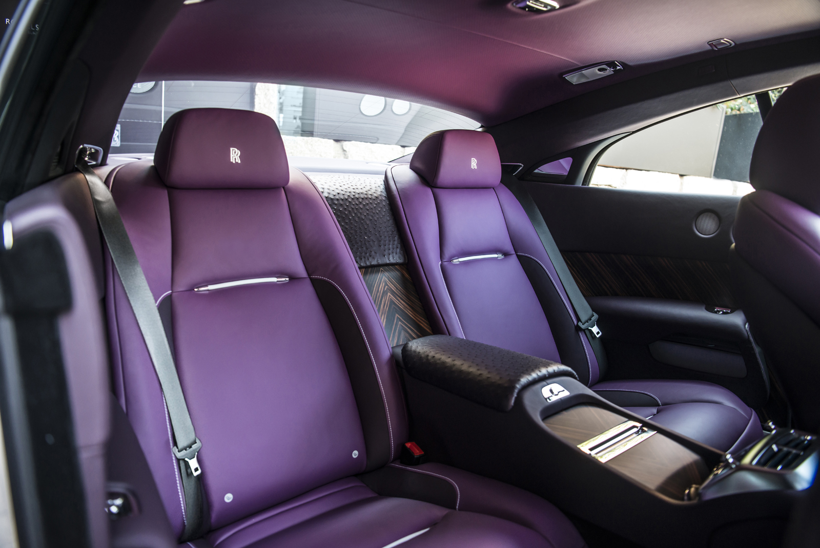 
Nội thất màu tím lạ mắt của Rolls-Royce Wraith phiên bản đặc biệt.
