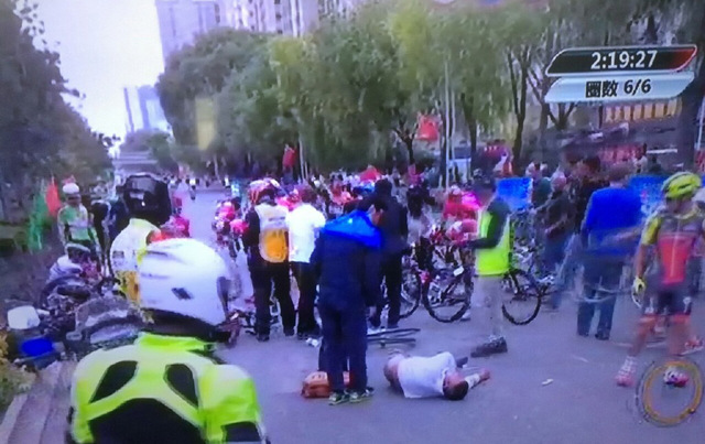 
Người đàn ông sang đường và một số tay đua xe đạp bị thương sau tai nạn. Ảnh cắt từ video
