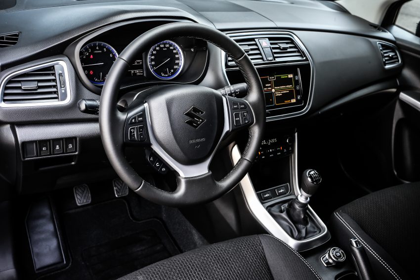 
Tại thị trường Ý, Suzuki S-Cross 2016 có 3 bản trang bị là Easy, Cool và Top. Trong đó, bản tiêu chuẩn Easy đi kèm la-zăng 16 inch, tính năng Start/Stop động cơ tự động, hệ thống kết nối Bluetooth, 7 túi khí và hỗ trợ khởi hành ngang dốc.
