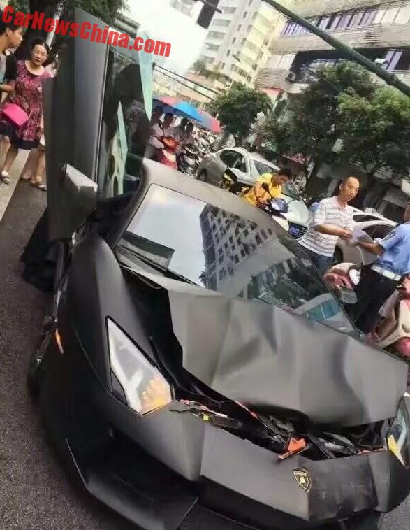 
Chiếc Lamborghini Aventador xuất hiện trên một con phố sau khi vụ tai nạn xảy ra.
