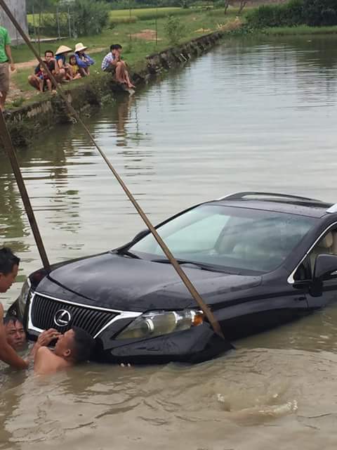 
Chiếc Lexus RX350 đang được trục vớt lên bờ.
