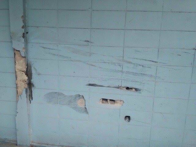 
Những vết tróc trên tường cho thấy đã có va chạm xảy ra.
