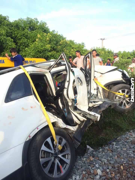 
Chiếc Kia Sorento bị hỏng nặng sau vụ tai nạn.
