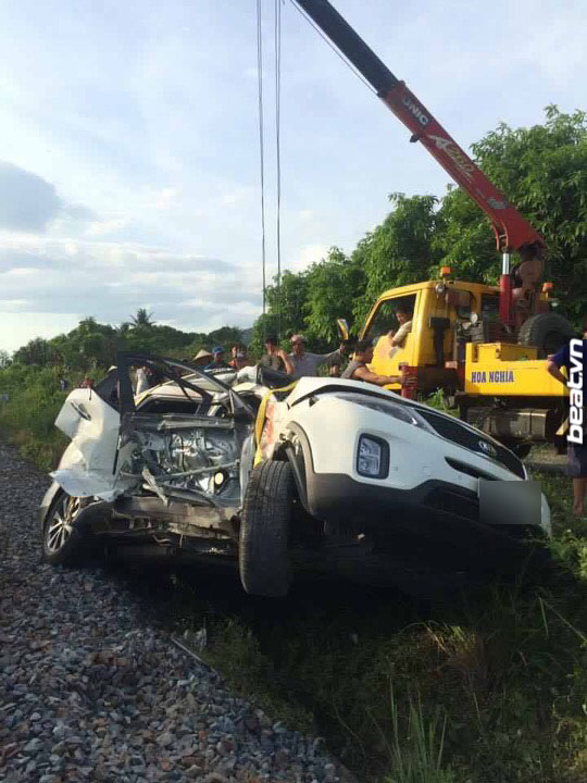 
Chiếc Kia Sorento được xe cứu hộ đưa ra khỏi đường ray.
