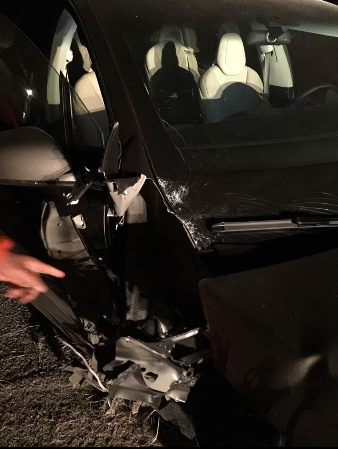 
Chiếc Tesla Model X bị hỏng nặng phần sườn xe bên phải.

