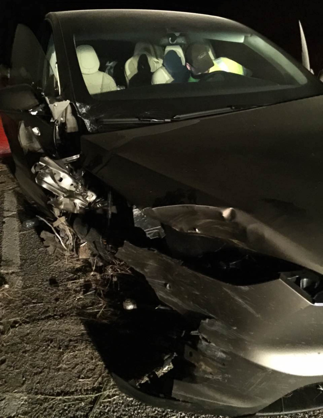 
Chiếc Tesla Model X tại hiện trường vụ tai nạn.
