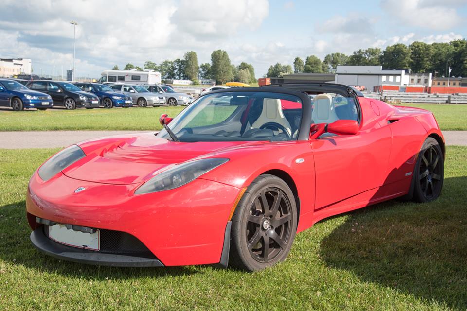 Đây là chiếc Tesla Roadster từng thuộc sở hữu của hãng Koenigsegg. Tuy nhiên, xe sau đó đã được bán cho nhân viên của hãng.