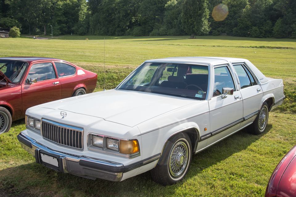Một chiếc Mercury cổ màu trắng muốt.