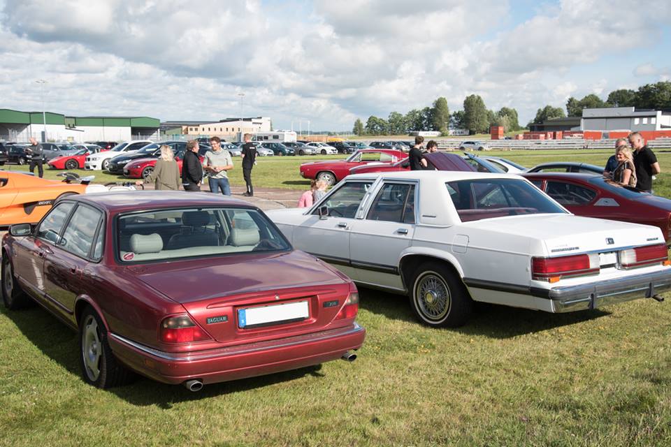 
Bộ đôi Mercury và Jaguar XJR.
