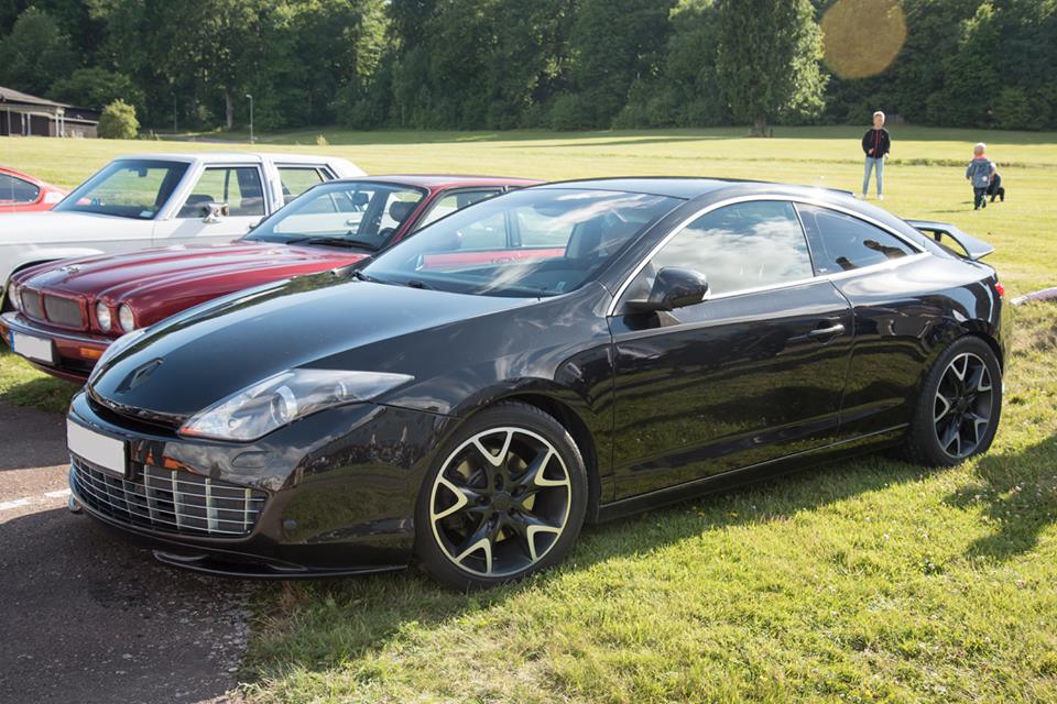 Một chiếc Renault Laguna Coupe màu đen bóng khá lạ mắt.