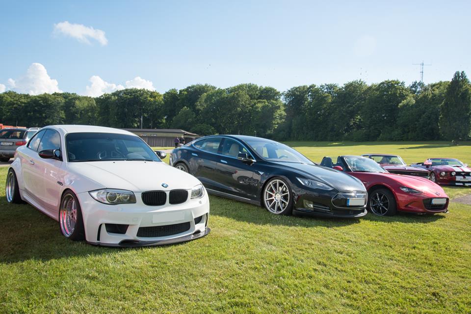 
Bộ ba BMW M1, Tesla Model S và Mazda MX-5.
