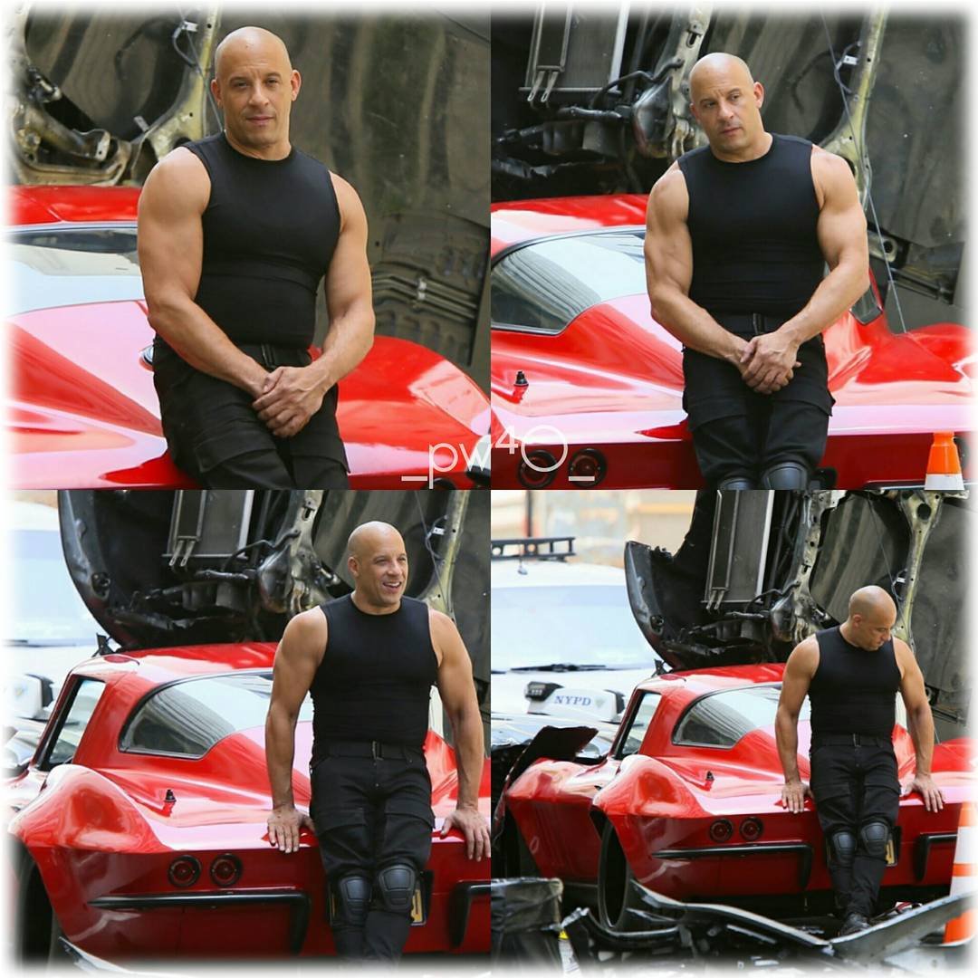
Nam diễn viên Vin Diesel cũng tranh thủ chụp cùng chiếc Chevrolet C2 Corvette Stingray đặc biệt của vợ trên màn ảnh.
