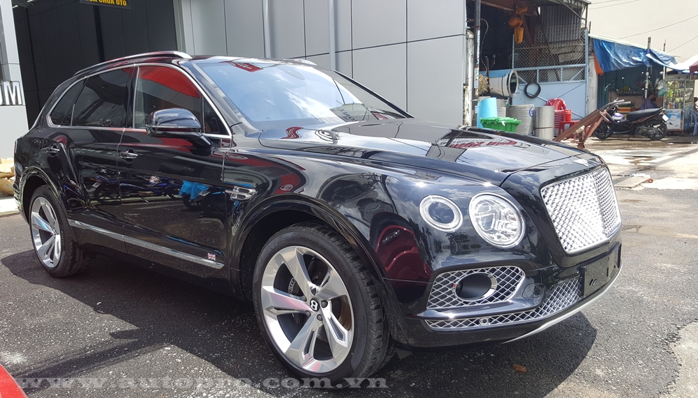 
Bentley Bentayga xuất hiện tại công ty nhập khẩu tư nhân ở quận Bình Thạnh, TP.HCM.
