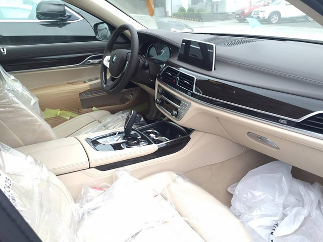 Thay cho loại da Dakota, BMW 750Li thế hệ mới được trang bị tùy chọn da Nappa cao cấp màu kem ấn tượng, đi kèm là các chi tiết ốp gỗ Fineline mang đến không gian sang trọng. Hệ thống giải trí cao cấp với màn hình cảm ứng 10,25 inch trung tâm kết hợp cùng núm điều khiển iDrive nổi tiếng đặt bên cạnh cần số.