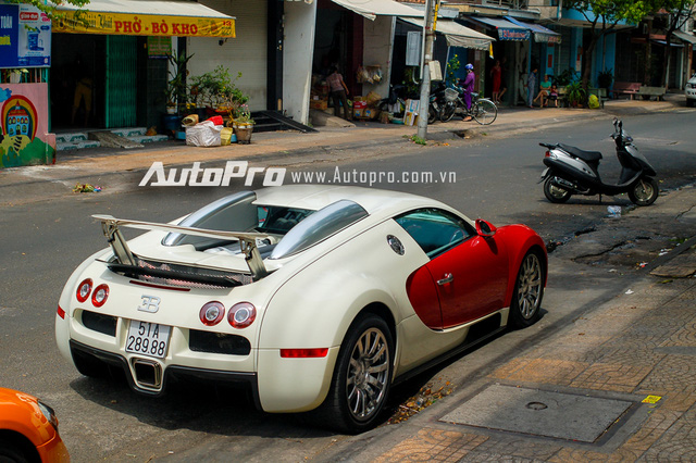 
Khi về nước, Bugatti Veyron của Minh Nhựa thuộc diện Việt kiều hồi hương và có mức giá 2,3 triệu USD tương đương 40 tỷ Đồng.
