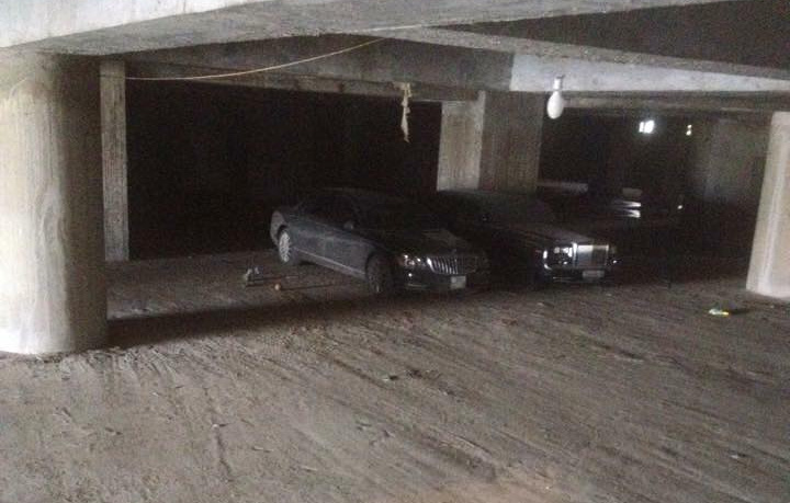 
Maybach 62S (trái) cùng Rolls-Royce Phantom trú tại một hầm đỗ xe khá lạnh lẽo được cho tại Ninh Bình. Ảnh: Ninh Bình Cars.
