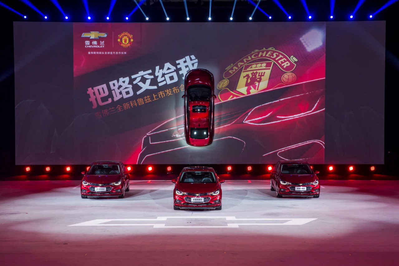 
Vào đầu tuần vừa qua, hãng Chevrolet đã chính thức giới thiệu mẫu sedan cỡ nhỏ Cruze 2017 với người tiêu dùng Trung Quốc. Nhắm đến khách hàng trẻ tuổi tại thị trường ô tô lớn nhất thế giới, Chevrolet Cruze 2017 đã trình làng trong một sự kiện được tổ chức khá hoành tráng.
