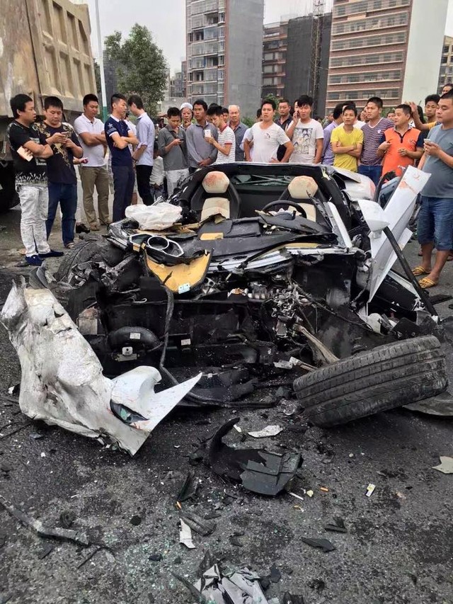 Lamborghini Aventador bị biến dạng hoàn toàn sau khi tông mạnh vào ô tô tải cỡ lớn chở bùn đất ở tốc độ cao. Vụ tai nạn xảy ra vào ngày 31/10/2015.