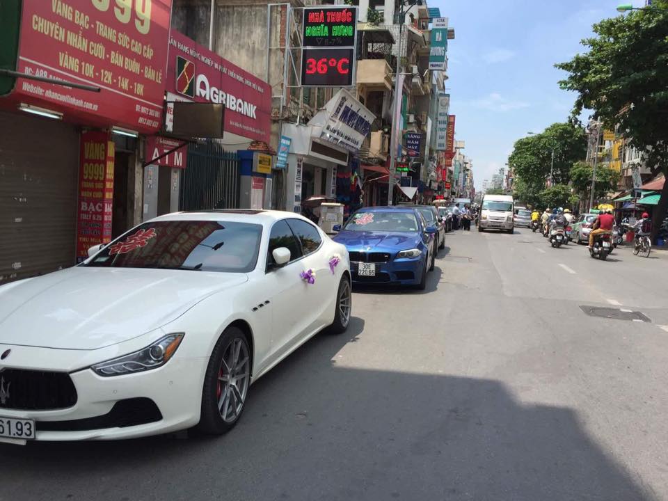 
Ngoài ra, còn có chiếc Maserati Ghibli S Q4 màu trắng muốt, đây là chiếc sedan tầm trung của hãng xe sang cây đinh ba đầu tiên xuất hiện tại thị trường Việt Nam.

