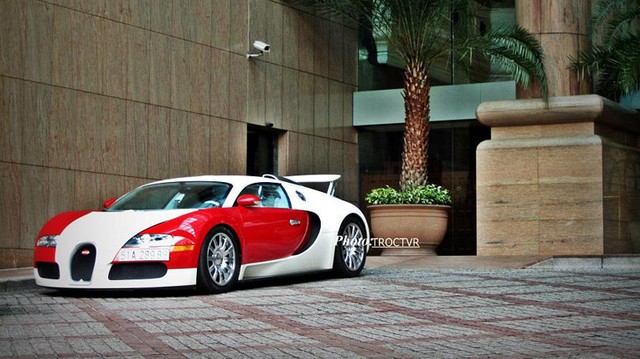 Nhiều bạn trẻ đang hồi hộp chờ xem chiếc Bugatti Veyron liệu có xuất hiện tại công ty nhập khẩu tư nhân ở quận 5 hay không.