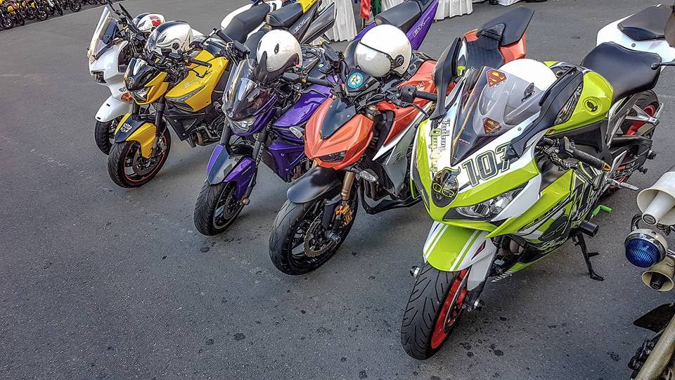 
Cặp đôi Suzuki Bking vàng và tím khoe dáng cùng Kawasaki Z1000 màu cam và Honda CBR1000.
