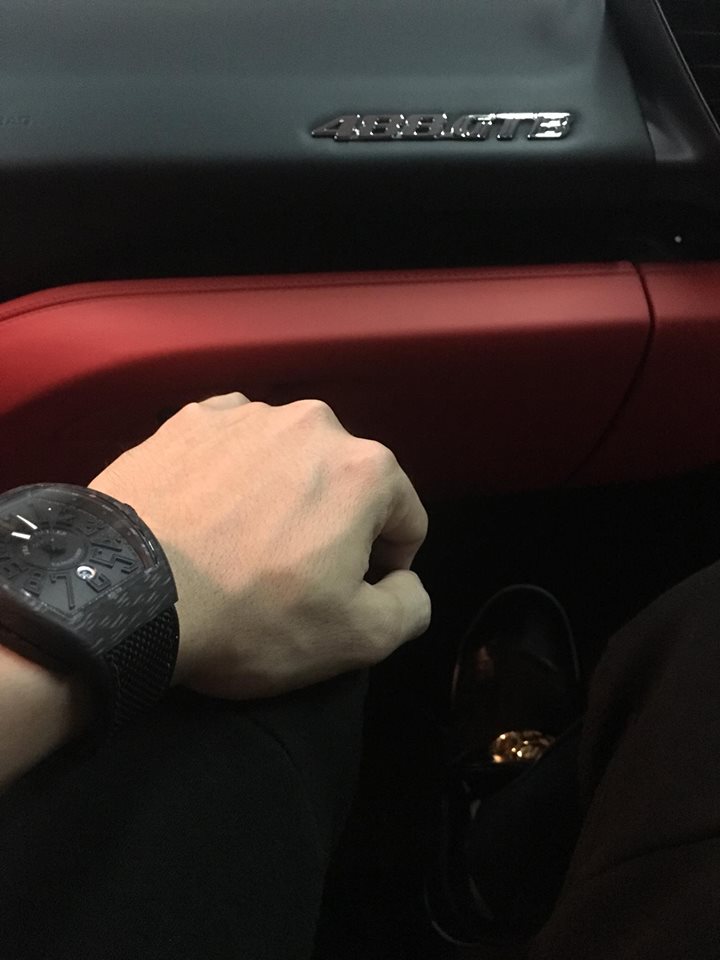 
Khi ngồi trên chiếc siêu xe Ferrari 488 GTB thuộc sở hữu của bà chủ quán cà phê quận 7, đại gia Minh Nhựa cũng khiến nhiều người chú ý với chiếc đồng hồ Franc Muller có giá khoảng 300 triệu Đồng trên cổ tay.
