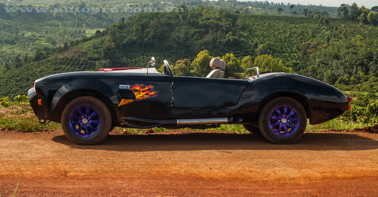 Shelby Cobra 427 tự chế của thợ Đắk Nông được làm từ chiếc Nissan Silvia đời 1984 mua lại với giá 70 triệu Đồng.