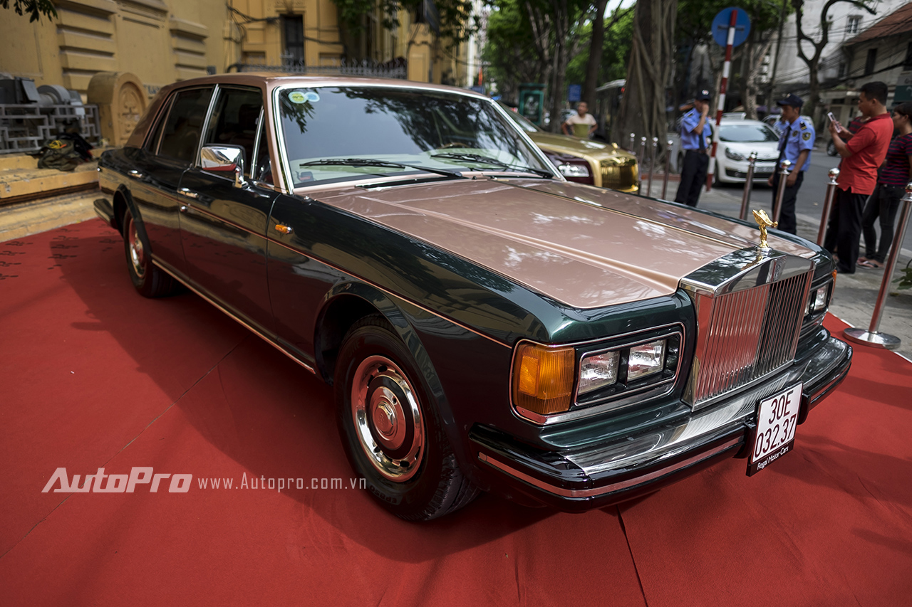 
Cách đây không lâu, tại Hà Nội bất ngờ xuất hiện một chiếc xe Rolls-Royce Silver. Dựa trên thiết kế bên ngoài, có thể thấy đây là chiếc Rolls-Royce Silver Spirit Mark I được sản xuất vào khoảng năm 1982 dành cho thị trường Bắc Mỹ.
