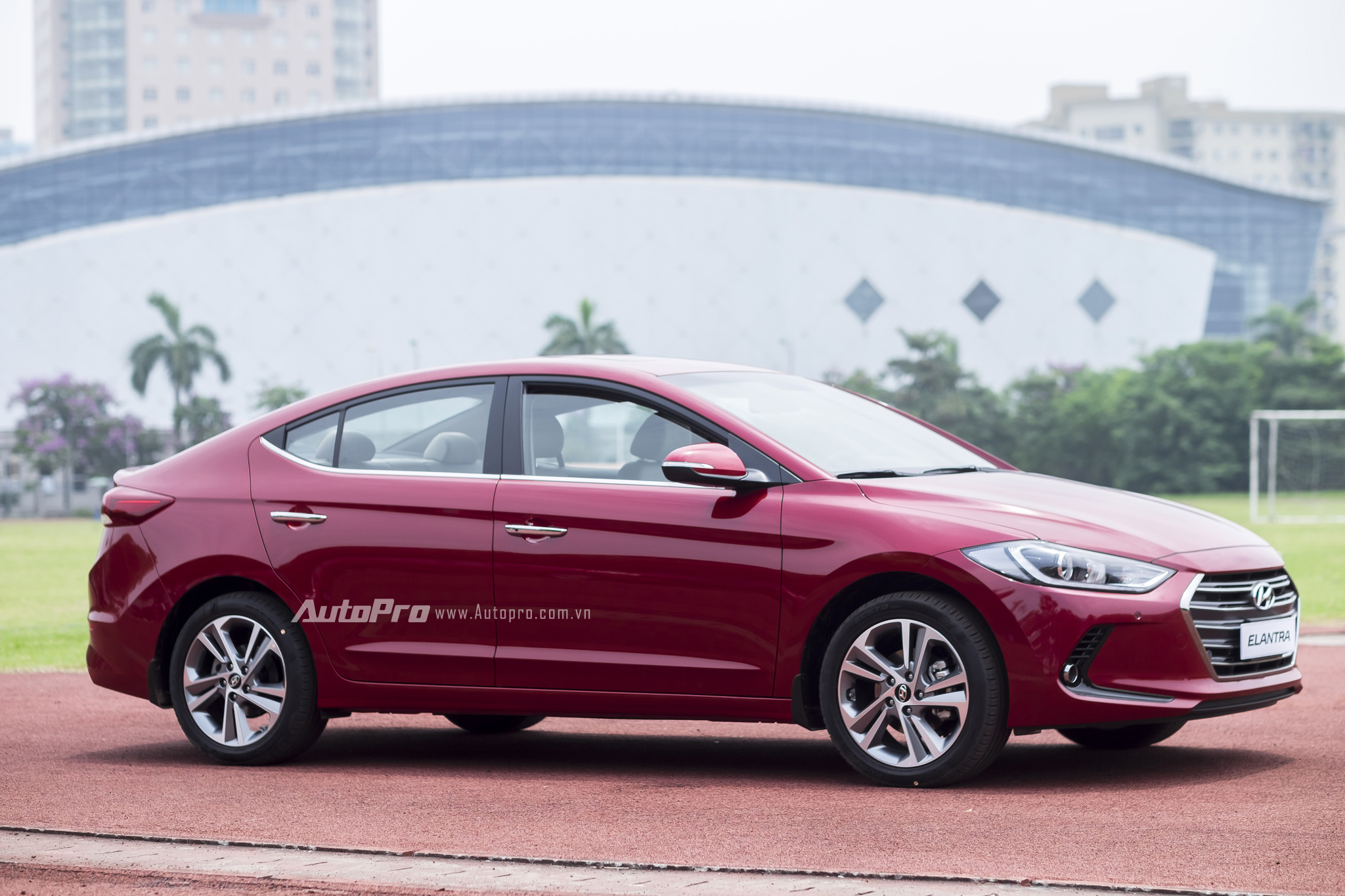 
Hyundai Elantra 2016 vừa được ra mắt tại Việt Nam thuộc thế hệ thứ 6 của dòng xe này với thiết kế cá tính, mạnh mẽ và bắt mắt hơn.
