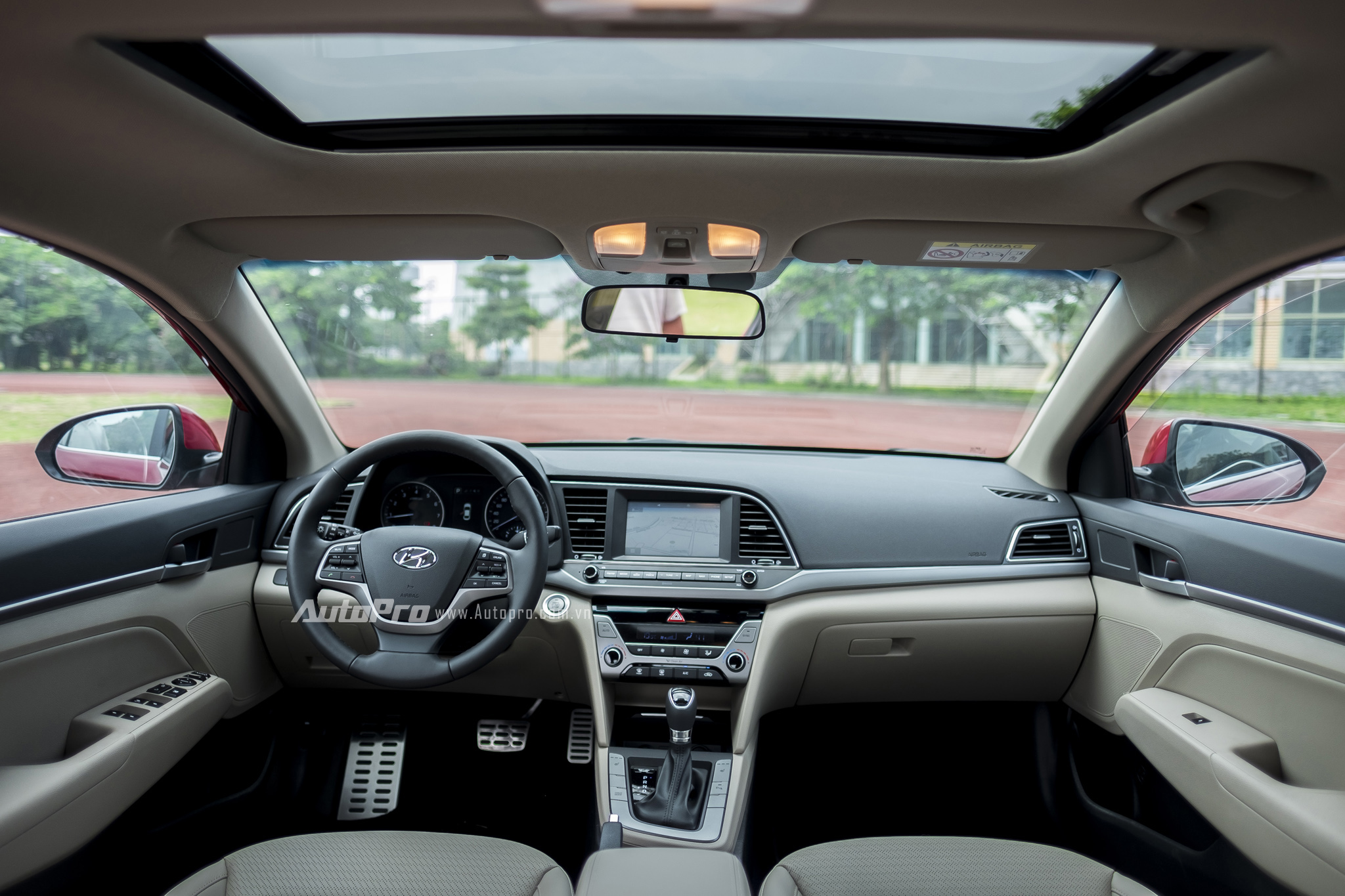 
Nội thất của Hyundai Elantra 2016 được bọc da nhiều nơi, kết hợp cùng những chi tiết bằng kim loại. Nội thất tuân thủ theo triết lý thiết kế HMI (Human Machine Interface) của Hyundai với giao diện thân thiện và dễ sử dụng.
