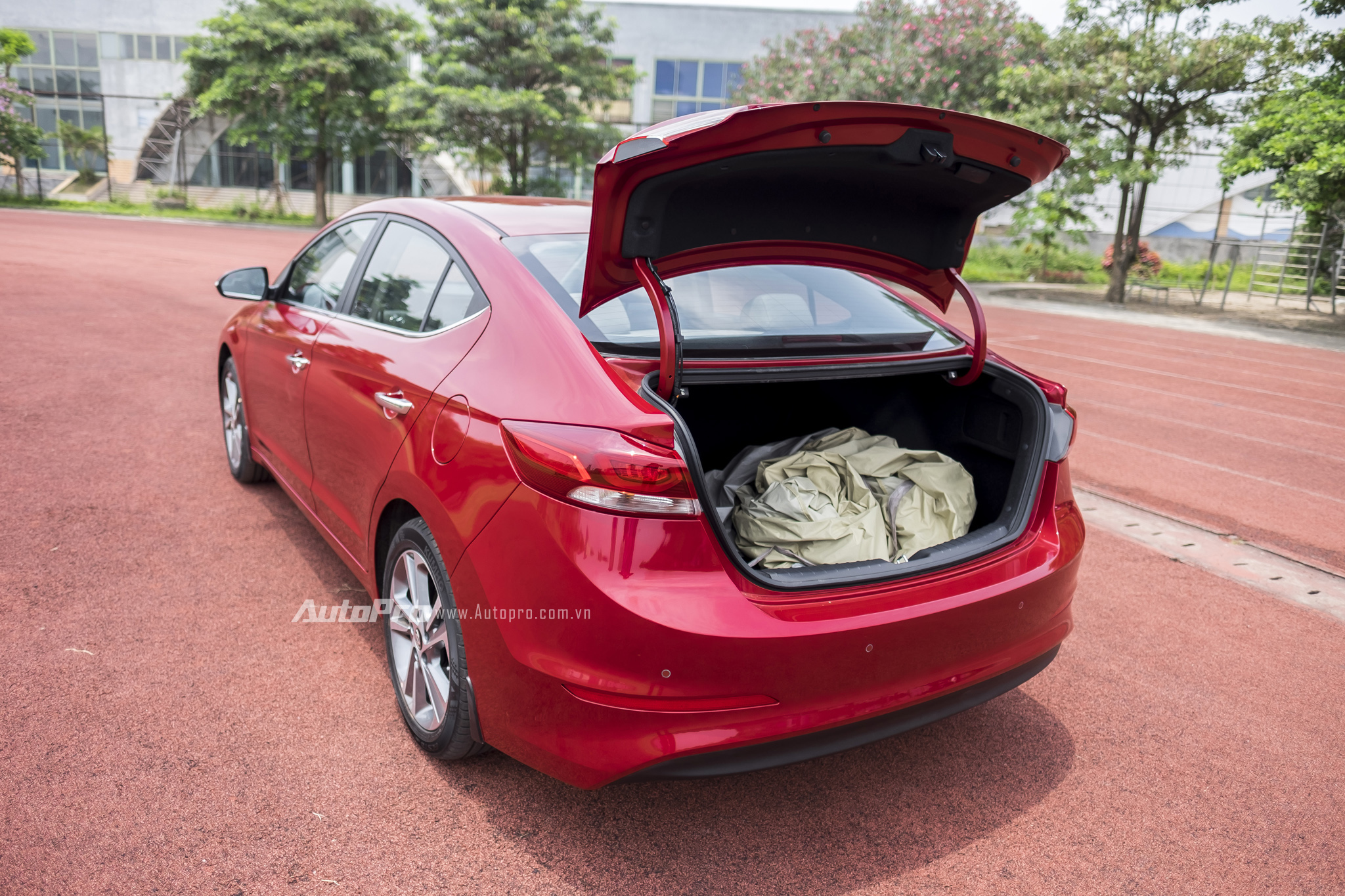 
Cốp xe của Hyundai Elantra 2016 có thể điều khiển từ xa bằng chìa khoá.
