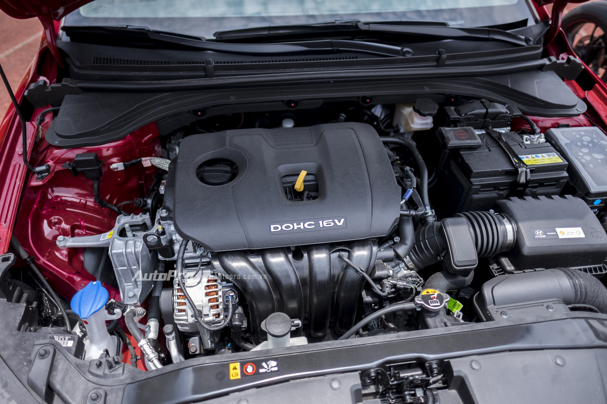 
Tại Việt Nam, Hyundai Elantra 2016 được phân phối với 2 tùy chọn động cơ khác nhau. Đầu tiên là động cơ xăng Nu 2.0L cho công suất tối đa 156 mã lực tại 6.200 vòng/phút và mô-men xoắn cực đại 196 Nm tại 4.000 vòng/phút. Thứ hai là động cơ xăng Gamma II 1.6L có công suất tối đa 128 mã lực tại 6.300 vòng/phút và mô-men xoắn cực đại 154,5 Nm tại 4.850 vòng/phút.
