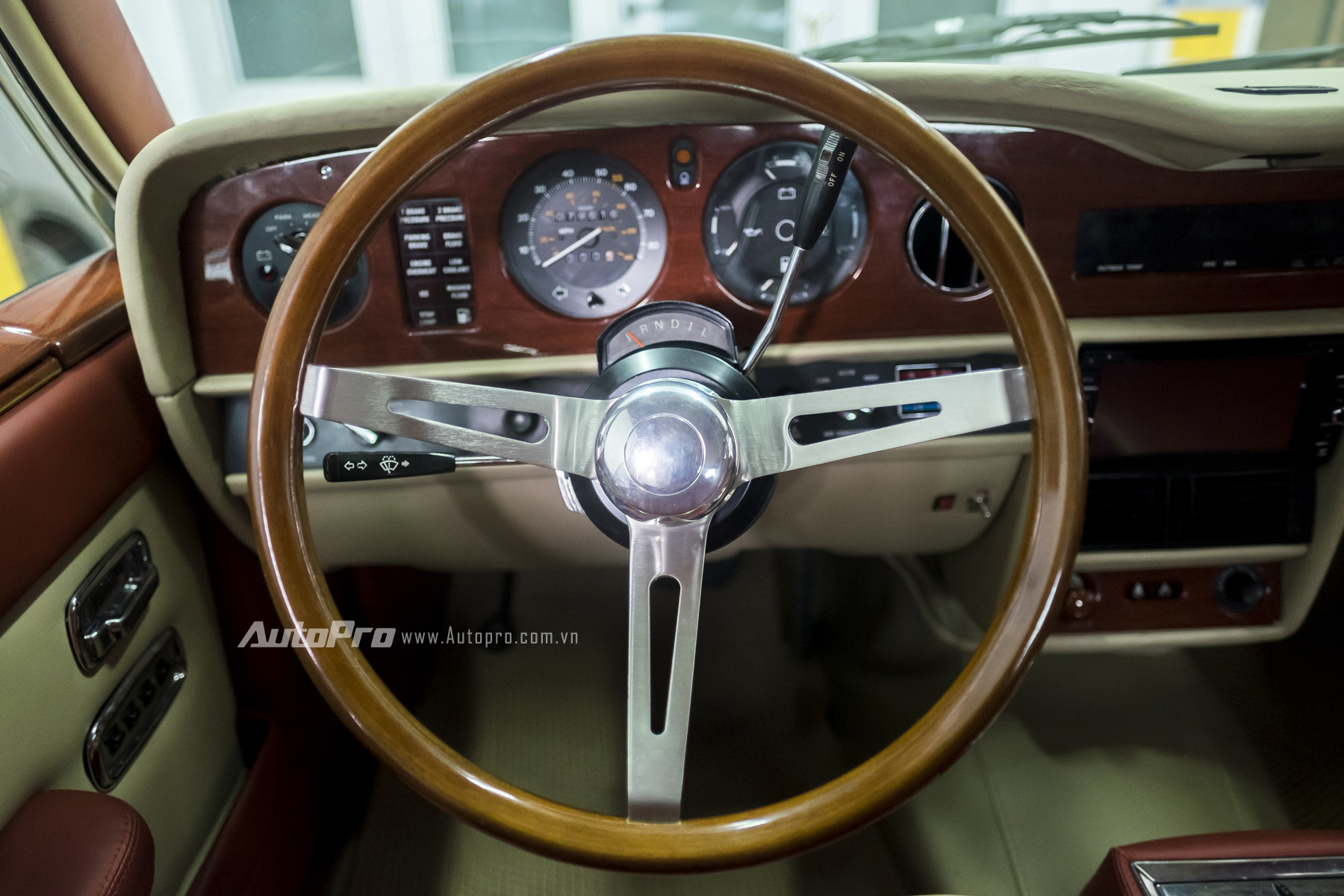 Vô-lăng ốp gõ với ba chấu thép kiểu cổ điển rất đặc trưng trên Rolls-Royce Silver Spirit 1982. Và điểm khá nổi bật của mẫu xe này chính là hộp số tự động 3 cấp cùng hệ thống dẫn động cầu sau.