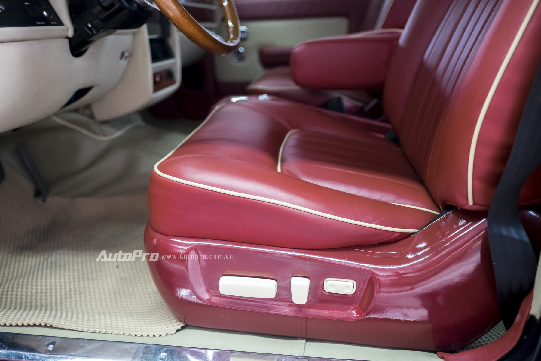 
Dù được sản xuất vào những năm 1982 nhưng Rolls-Royce Silver Spirit 1982 đã được trang bị ghế điều khiển điện ở cả ghế lái và ghế phụ.
